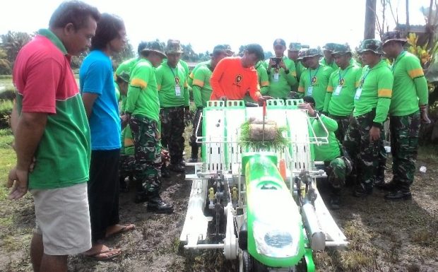 100 Anggota TNI Dilatih Gunakan Mesin Penanam Padi