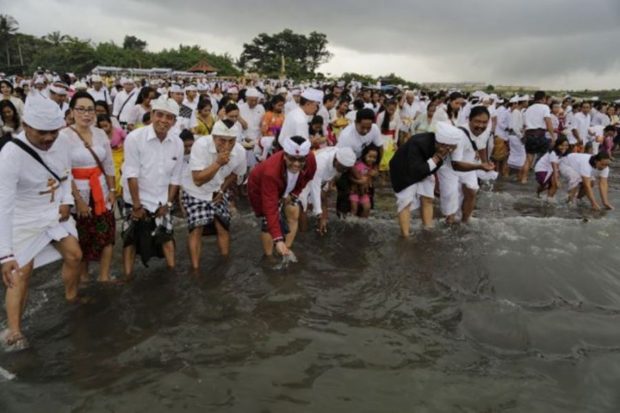 Banyu Pinaruh di Pantai Yeh Gangga-Melukat Masal Dipuput Tujuh Sulinggih