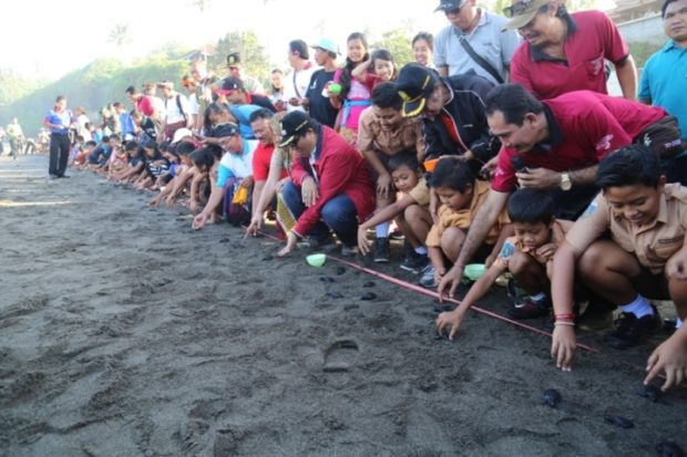 Wakil Bupati Tabanan Komang Sanjaya Lepas 150 Ekor Anak Penyuh
