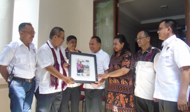 Dikasih “Berhenti Menghina NTT”, Gubernur Menangis