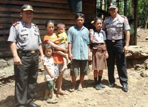Waka Polres Jembrana Kompol Anak Agung Rai Laba (kanan) bersama Kapolsek Melaya Kompol Ketut Darmita mengunjungi Ni Luh Madri