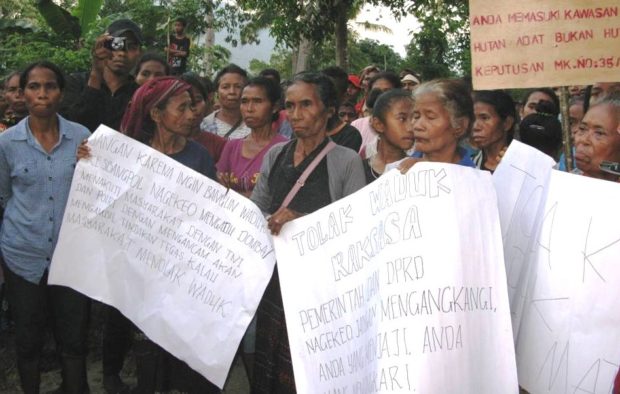 Tolak Waduk Lambo, Ibu-Ibu Hadang Wabup Nagakeo