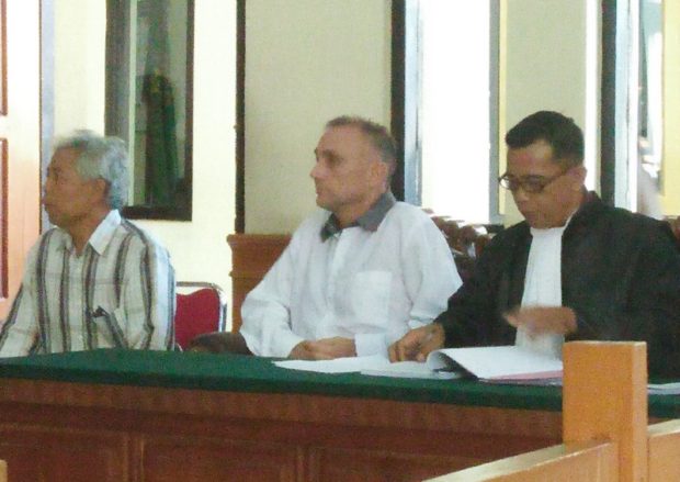 Bule Ini Sudah Menjadi TO Polisi