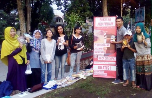 “Buku ini Aku Pinjam”, Perpustakaan Berjalan di Taman Sangkareang Mataram