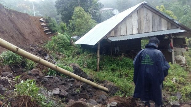 Senderan Jebol Urug Rumah Milik Warga