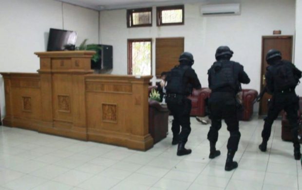 Kelompok Separatis Sandera Bupati Eka