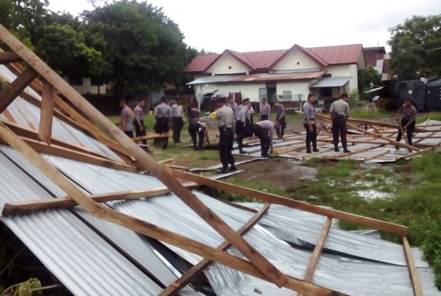 Badai Terbangkan Atap Garasi Polres Flotim