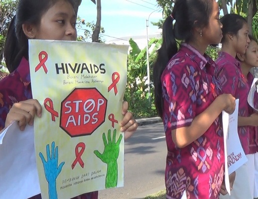 Peringati Hari AIDS, Siswa Turun ke Jalan