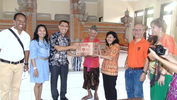 Mantan Mahasiswa Fakultas Ekonomi Unud Sumbang Panti Sosial dan Jero Mangku