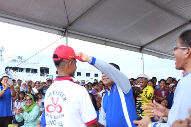 Gubernur Buka Topinya, Dikenakan ke Jefrius Naya