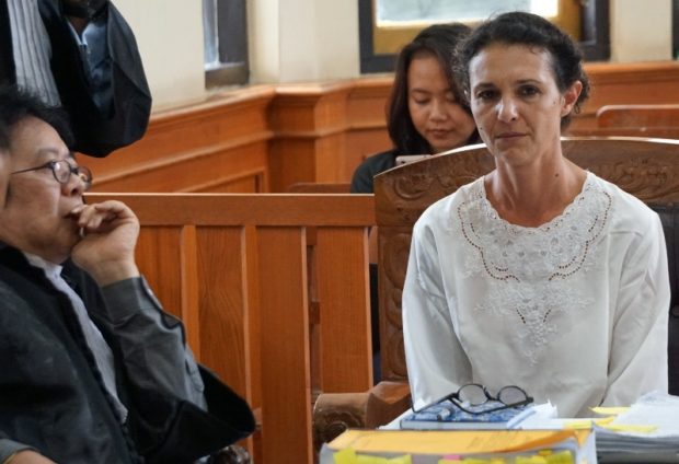 Sambil Menangis, Sarah Minta Maaf Kepada Keluarga Korban