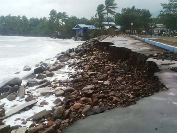 Jalan Masuk Putus, Dermaga Ferry Geliting Ambruk Diterjang Gelombang