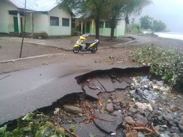 Jalan Terancam Putus, KBM MIS Al-Fatah Nangahale Terganggu