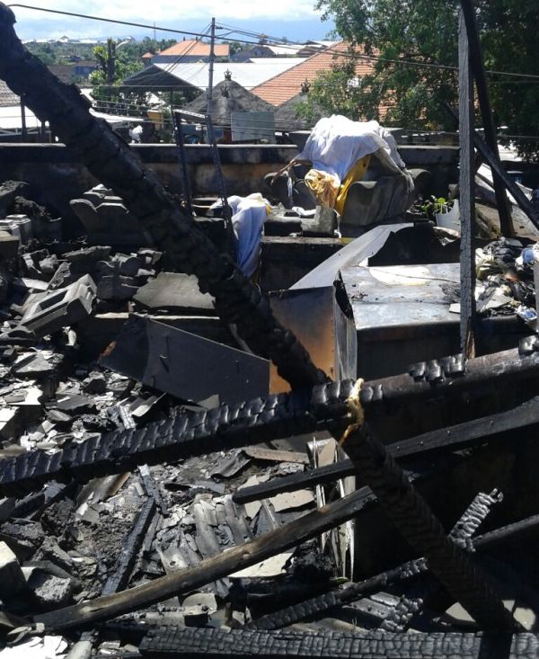 Toko Buah di Pasar Batukandik Hangus Terbakar