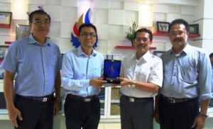 Dadang Hermawan menyerahkan plakat STIKOM Bali kepada Prof. Liu Cheng disaksikan Made Sarjana dan Tjia Sutikno Wibowo.