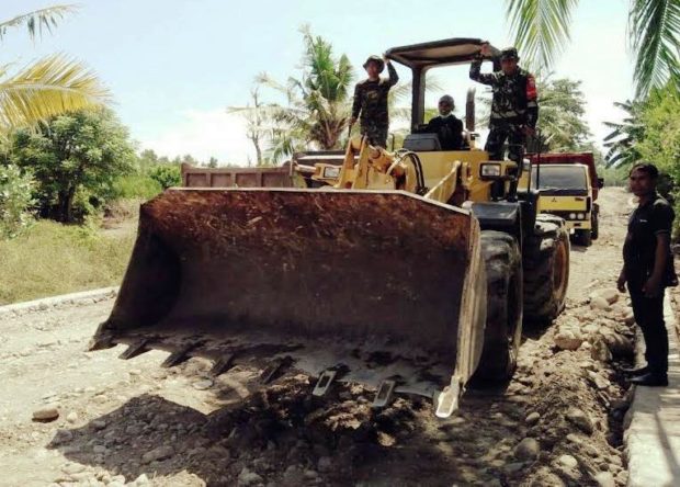 Mendorong Semangat Prajurit, Dandim Pimpin Langsung Pekerjaan TMMD di Sikka