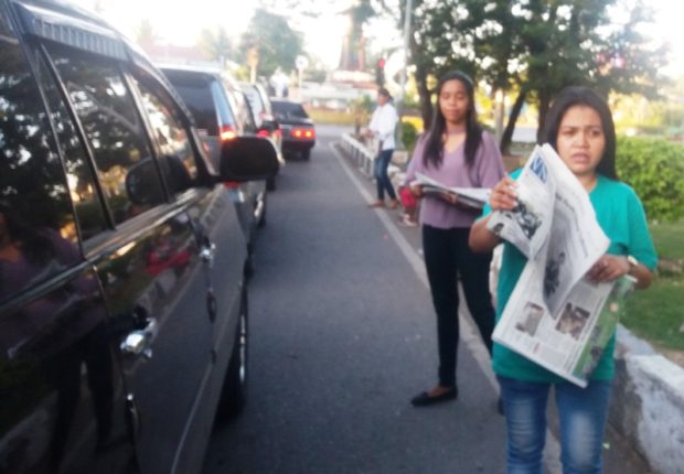 Aksi Berkebaya dan Jualan Koran Wanita Kupang Peringati Hari Kartini