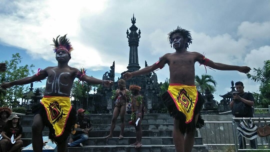 Kenang 33 Tahun Kematian Arnold Clemens Ap, Aliansi Mahasiswa Bali Persembahkan “MAMBESAK”