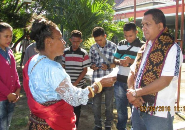 Warga Sikka Sambut Melki Laka Lena dengan Ritual Adat