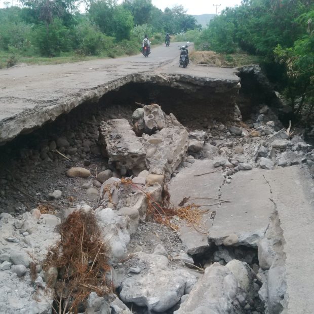 Jalan Trans Pantura Sikka Kian Memprihatinkan dan Terancam Putus