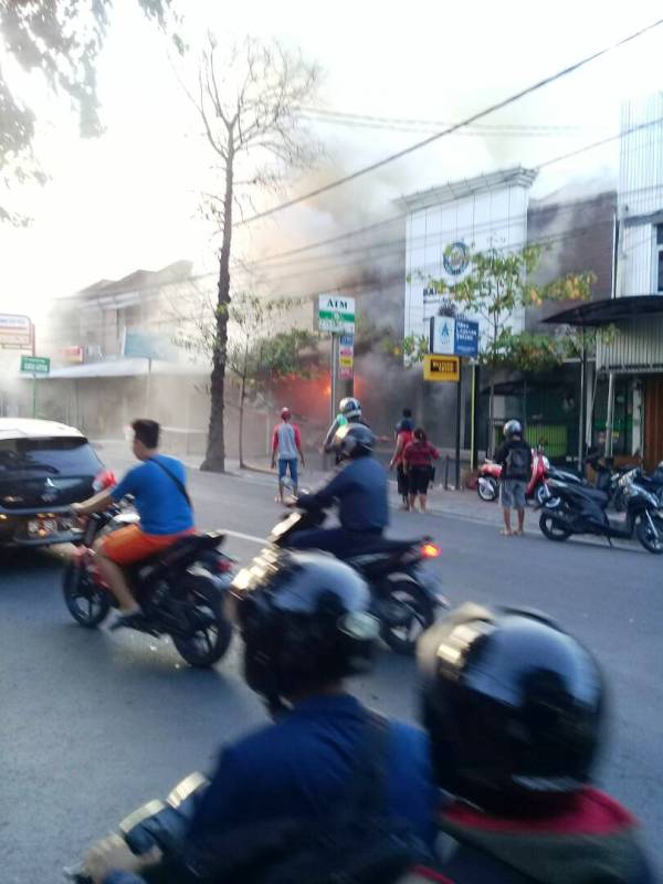 Diduga Korsleting, Dua Ruko dan Rumah Bale Dauh Terbakar Bersamaan