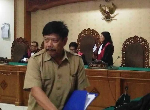 Dituntut 7 Tahun, Mantan Bupati Jembrana Tetap Tersenyum