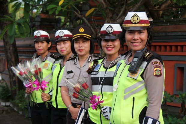 Peringati Hari Kartini, Polwan Polda Bali Turun ke Jalan Bagikan Bunga Mawar