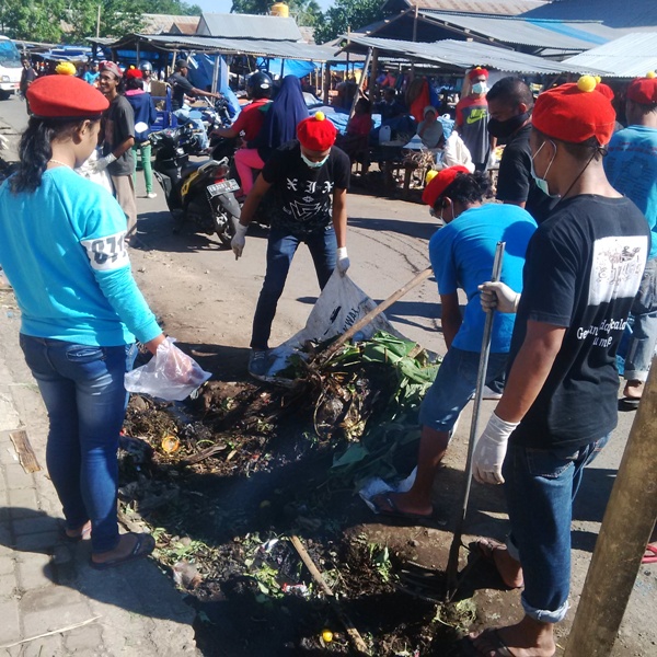 PMKRI Sikka Bhakti Sosial Membersihkan Sampah di Pasar Maumere