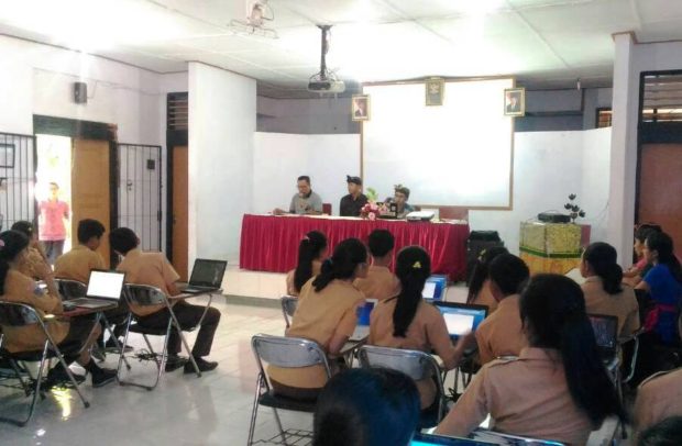 Penyuluh Bahasa Bali “Bumikan” Bali Simbar di SMA/SMK se-Jembrana