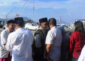 Bupati Anton Gege Hadjon dan Wakil Bupati Agus Payong Bolu (membelakangi lensa) meyalami umat Islam usai sholat Id.