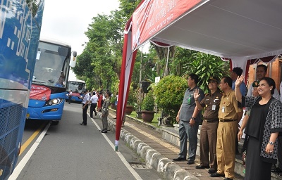 Bupati Eka Lepas 12 Armada Mudik Gratis ke Jawa Timur