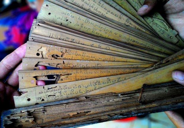 “Ngebeg” Lontar di Dua Kecamatan, Penyuluh Bahasa Bali Jembrana Temukan Banyak Lontar Rusak