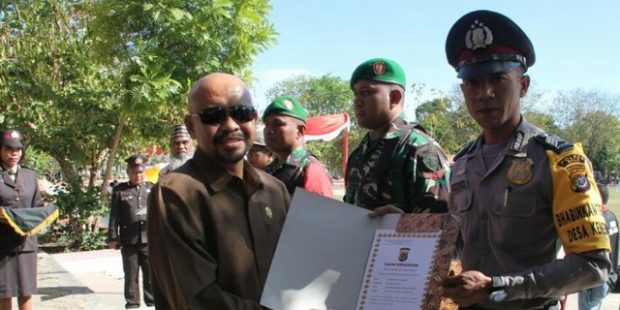Brigpol Krispianus Raih Penghargaan – Berjasa Entaska Buta Aksara di Perbatasan RI – Timor Leste