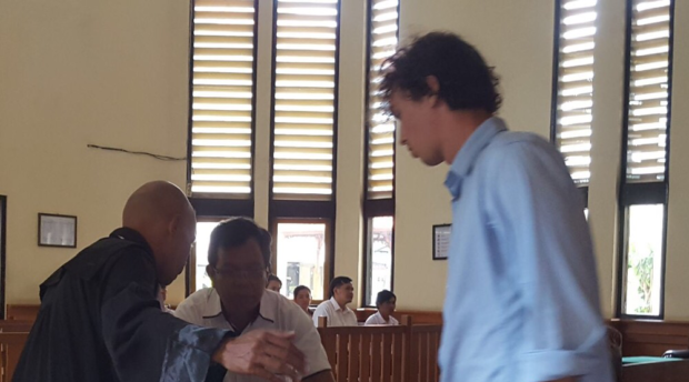 Dituntut 14 Tahun Penjara, Bule Rusia Ini Hanya Ajukan Pembelaan Secara Lisan
