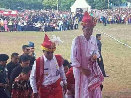 Kuda dan Parang Kado Untuk Jokowi di Sumba