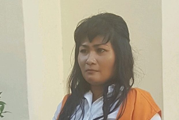 Sakit Hati Setelah Terima SMS, Wanita Ini Hajar Temanya Pakai Sepatu
