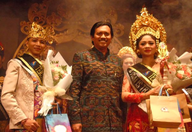 Sudarmayasa dan Putri Udiani Sabet Teruna Bagus Teruni Jegeg STIKOM Bali