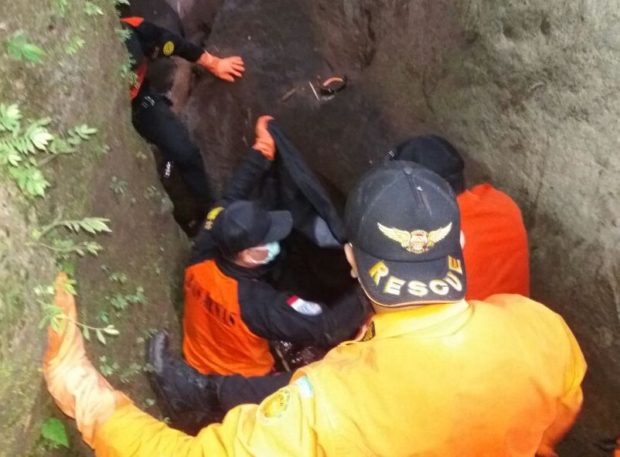 Hilang 17 Hari, Tim SAR Temukan Jenazah Nenek Kenyur di Jurang sedalam 30 meter