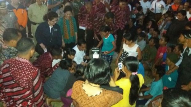 Sambangi Pengungsi Gunung Agung, Jokowi Serahkan Bantuan Rp 7,2 Milyar