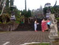 Pasca Ditutup, Turis Asing dan Lokal Nekat Sembahyang di Pura Besakih