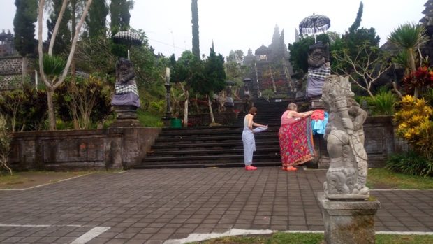 Pasca Ditutup, Turis Asing dan Lokal Nekat Sembahyang di Pura Besakih