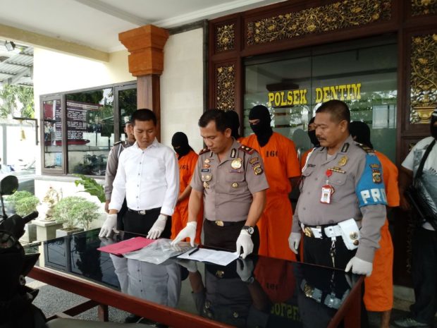 Aksi Perampokan Warnai Cinta Segitiga Para Mantan Napi