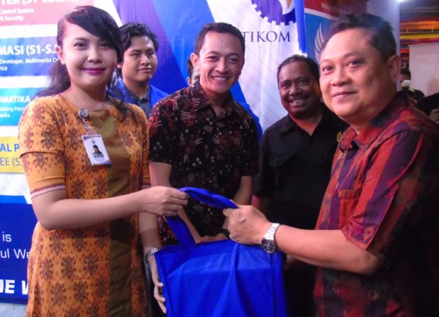 Walikota Kagum Si Bused – Kunjungi Stand STIKOM Bali Usai Buka DTIK Festival V