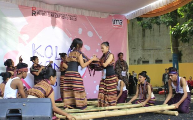 Tarian Gawi Au Panusa Malang Meriahkan Kola Komu Festival Fisipol Unmer