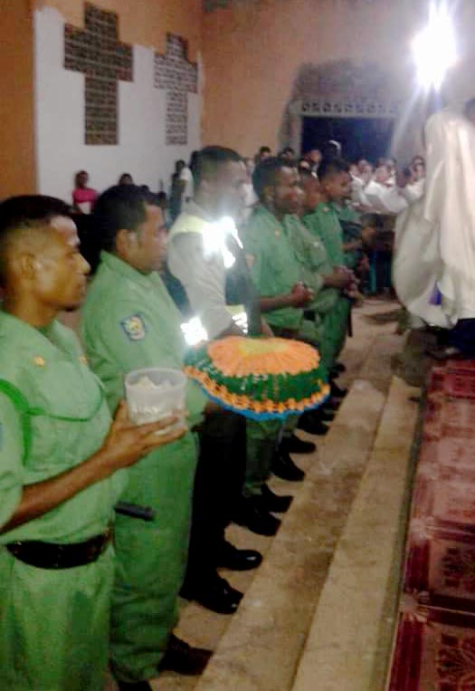 Misa Kamis Putih di Gereja Lamaojan, Anggota Bhabin dan Linmas Melayani
