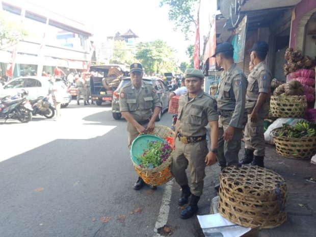 PKL Masih Berjualan Diatas Trotoar- Satpol PP Denpasar Kembali Lakukan Penertiban