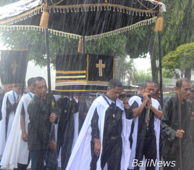 Puncak Semana Santa dalam Guyuran Hujan, Umat Nagi : Tora Te Mau Tuhan Basah Sendiri
