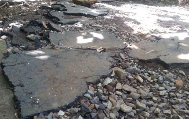 Ruas jalan Kawaliwu-Moting Hancur, Kades Lapor Bupati, Camat Lapor Kadis PU