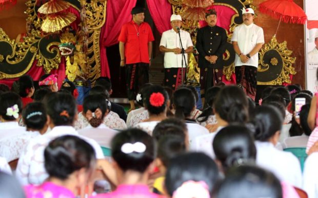 Di Depan Ribuan Warga Payangan, Koster Ingin Desa di Bali Punya Dokter Spesialis