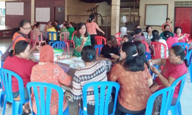 Bantu Ekonomi Keluarga-Ibu-Ibu Rumah Tangga di Denpasar Dilatih Membuat Kue